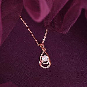 Pendentif en argent sterling 925 en forme de goutte d'eau pour femmes et filles - Prêt à offrir - Sertissage à griffes - Product Image 2