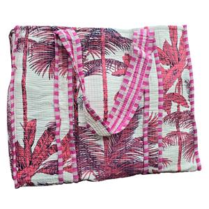 Bolsa de Mano Acolchada de Algodón con Estampado Tropical Hecha a Mano en India, Bolsa de Compras - Product Image 1