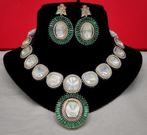 Collier et boucles d'oreilles en laiton Kundan moderne ensemble de bijoux de mariée avec diamants américains pour les mariages - Product Image 1