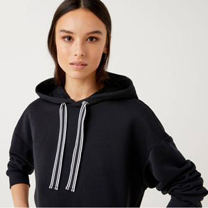 Última temporada de invierno Sudadera con capucha ajustada para mujer Ropa informal cómoda duradera con logotipo frontal Técnicas impresas hechas en Pakistán - Product Image 3