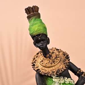 Statue de femme africaine tenant un tambour, en résine multicolore, cadeau pour l'inauguration d'une maison, décoration de table - Product Image 2