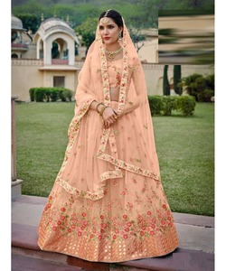 LehengaCholi de terciopelo de lujo para Boda nupcial para mujer en estilo pakistaní con trabajo de espejo pesado - Product Image 1