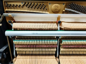 KAWAI BL31 Piano droit d'occasion japonais, son équilibré, qualité export, design raffiné - Product Image 4