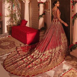 2025 @ Bridal Trendy Red Floor-length & Dupatta Dress avec longue piste avec perles de pierre Dabka ornées de perles lourdes - Product Image 1