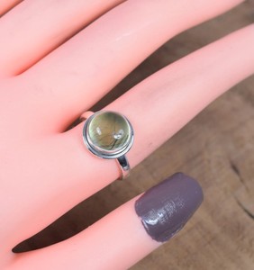 Prehnite Cabochon 925 bague en argent massif rond Prehnite Cabs minimaliste pierre anneau fait à la main bijoux en argent faisant des anneaux - Product Image 1