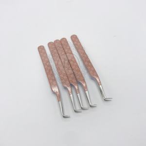 Marque privée Pince à épiler à 90 degrés avec pointe en fibre Manche lisse en acier inoxydable Pince à cils argentée Revêtement en papier Durable - Product Image 3