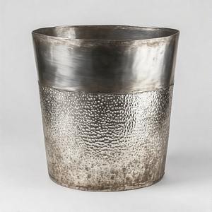 Olla de martillo de luz de ópalo con pulido plateado y cuerpo texturizado para un estilo elegante para eventos o casas de diseño - Product Image 5