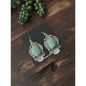 Boucles d'oreilles pendantes en turquoise de Kingman et argent sterling, faites à la main par des artisans Navajo - Product Image 4