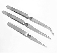 Pince à épiler Cross-Lock durable conçue avec des pointes émoussées incurvées avec de petites dents