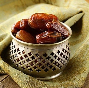 Bol de dattes rond en métal parfait pour servir des collations desserts noix et fruits secs assortis - Product Image 3