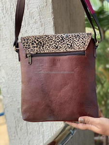 Sac à main en cuir véritable recyclé fait à la main, sac à cheveux en fourrure, sac à bandoulière multicolore élégant pour femmes - Product Image 5