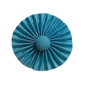 C'est une rosette maçonnique blanche et rouge avec un bouton central noir. - Product Image 3