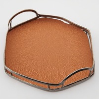 Élégant plateau en cuir fabriqué à la main avec des coutures fines et un cadre robuste conçu pour les besoins de la maison de qualité supérieure et élégante