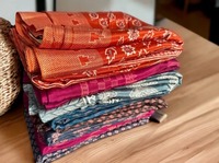 Vente en gros de saris en soie artistique vintage Fabrication de vêtements artisanaux ethniques Kimono sari indien Peignoir de bain Tissu recyclé, sari vintage