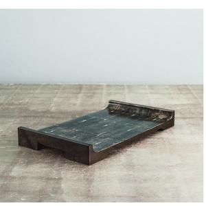 Plateaux de service décoratifs haut de gamme en laiton et aluminium faits à la main, finis pour l'hôtellerie, la maison et la décoration de table - Product Image 2