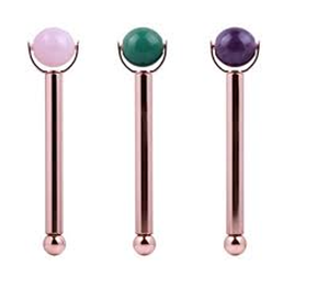 Un ensemble de masseur vibrant à rouleaux faciaux avec poignée en métal et la mini sphère de jade vert améthyste et quartz rose rose - Product Image 1