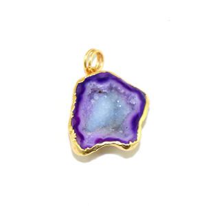 Pendentif en laiton plaqué or 22 carats de forme irrégulière en géode druzy classique, bijoux à la mode pour femmes, vente en gros - Product Image 1