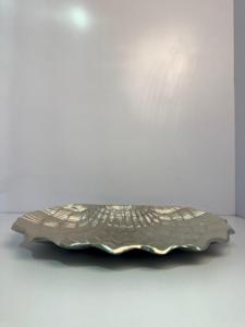 Bandeja Decorativa de Aluminio Fundido a Mano con Textura de Hoja, 16 Pulgadas, Acabado Plata Antigua, Centro de Mesa Moderno para Bodas y Diwali - Product Image 3