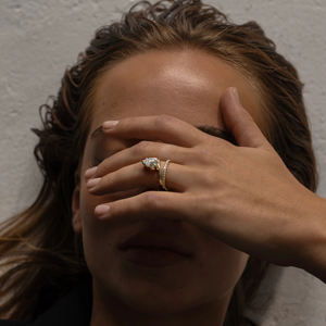 Anillo de compromiso de moissanita de corte de pera de 2 quilates Anillo solitario de pera alargado con diseño de doble banda en plata 925 chapada en oro - Product Image 3