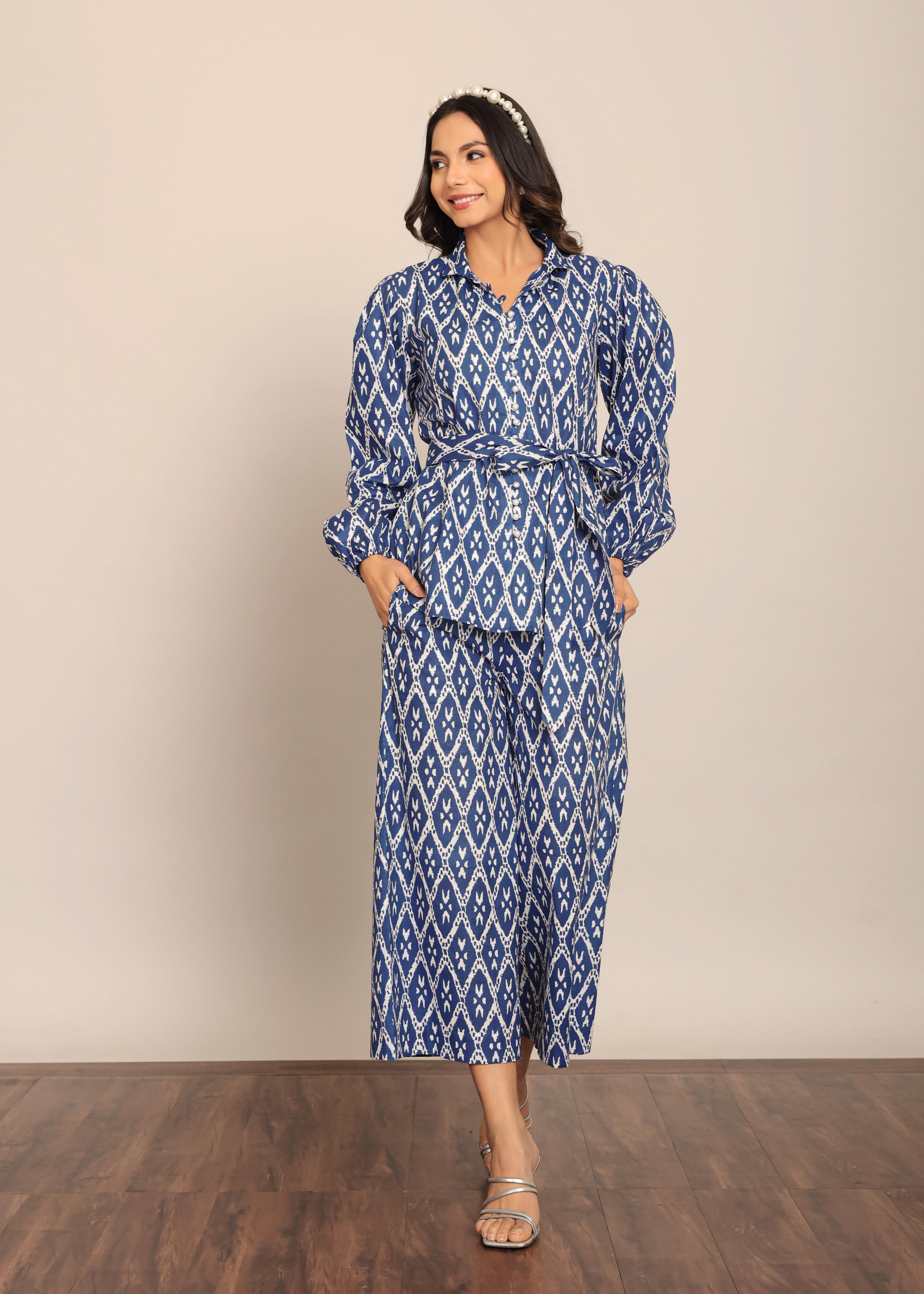 สีฟ้าและสีขาว