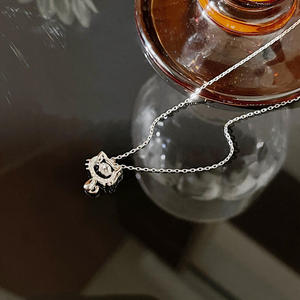 Collar Jeulia con Colgante de Gato Hueco Chapado en Oro y Cadena de Piedras para Bailar - Product Image 3