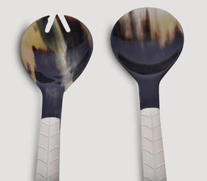 Ensemble de service à salade de luxe artisanal en corne et os naturels, avec des poignées en os blanc sculptées en feuille, élégantes et uniques, grand format pour mélanger - Product Image 2