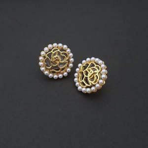 Boucles d'oreilles créoles fines Kriaa clous de perles plaqués or 1310159 élégantes et luxueuses - Product Image 1