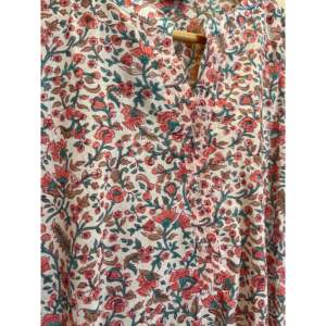 Chemise en mousseline Liberty Floral Heath avec imprimé floral bois de santal - Product Image 4