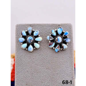 Boucles d'oreilles pendantes artisanales en turquoise et argent sterling, motif floral élégant, serti clos, par Golden Hill - Product Image 4