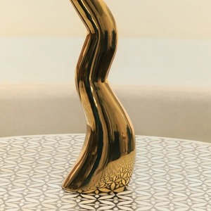 Vase artistique en métal doré avec design torsadé Sculpture moderne unique pour arrangement de fleurs de table et décor d'Inde - Product Image 3