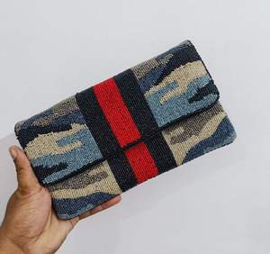 Pochette de monnaie perlée de graine de broderie à la main de haute qualité pour les femmes multicolores faites à la main en Inde - Product Image 4