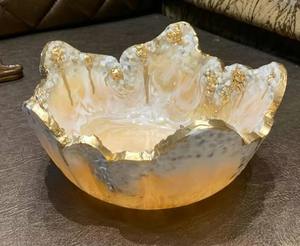 Cuenco decorativo de resina de lujo en acabado dorado, elegante bandeja central, elegante acento de Mesa para el hogar, sala de estar o decoración de eventos - Product Image 1