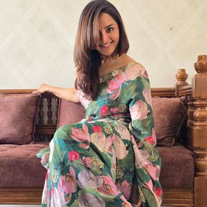 Sari Elástico Ecológico de Tela Organza con Estampado Floral Estilo Celebridad, con Blusa Cortada y Detalles Hechos a Mano para Adultos - Product Image 2