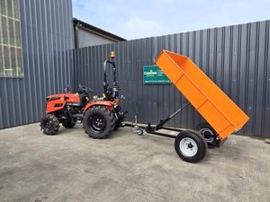 Tractor de ruedas SDV 504 de 50 HP rojo con toldo y accesorio trasero - Product Image 6