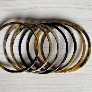 Brazalete de Cuerno de Búfalo Natural Pulido Artesanal, Joyería de Boda Moderna, Ecológica y Sostenible, Moda Étnica - Product Image 1