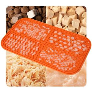 Ensemble de tapis à lécher en silicone pour animaux de compagnie avec ventouses solides La conception de la mangeoire lente réduit l'anxiété favorise la digestion pour les chiens - Product Image 2