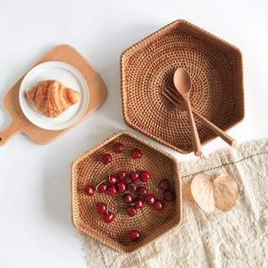 Plateau de service en jute de rotin décoratif fait à la main avec finition en incrustation d'os Ensemble de 3 plateaux de serveur de nourriture de forme arrondie - Product Image 2