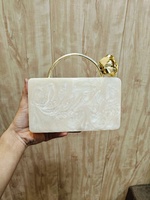 Pochettes en acrylique faites à la main - Sacs de soirée classiques, décontractés et élégants avec poignées en laiton de designer et accents métalliques, écologiques