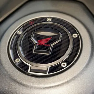 Autocollant personnalisé rouge pour réservoir de carburant de moto avec logo Honda, protection imperméable - Product Image 1