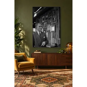 Fida Atatrk devant un mur photo en bois, impression sur toile - Product Image 2