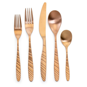 Elegante embalaje personalizado Metal martillado Acero inoxidable Oro antiguo pulido con diseño en relieve Juego de cubiertos para uso en restaurante - Product Image 4