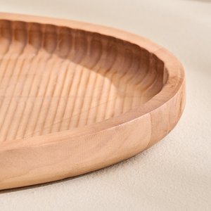 Plateau en bois de style moderne ovale pour l'intérieur, surface lisse sculptée avec un ton clair, matériau durable, accessoire de présentation alimentaire - Product Image 3