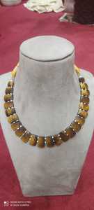 Collier de perles en pierre naturelle à facettes unilatérales en oeil de tigre jaune avec perles en pierre fantaisie - Product Image 3