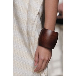 Bracelets en bois polis à la main avec surface lisse, couleurs personnalisées imperméables - Look traditionnel élégant pour femmes, pour cadeaux d'affaires - Product Image 3