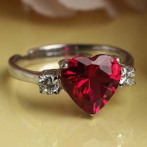 Anillo de Corazón Rojo Sangre para Mujer CLARA, Plata de Ley 925, Banda Ajustable, Bañado en Oro Rodio, con Circonita Suiza en Forma de Diamante - Product Image 2