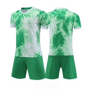 Meilleur fournisseur d'uniformes de football personnalisés 100% polyester pour hommes et fabriqués au Pakistan, vêtements d'équipe, logo personnalisé, uniforme de football - Product Image 4