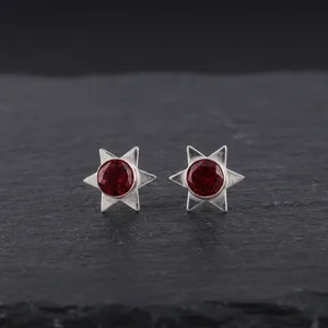 Pendientes elegantes y modernos hechos a mano con piedras preciosas de granate rojo en forma de estrella para mujeres y niñas, ideales para ocasiones especiales. - Product Image 2