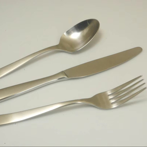 Ensemble de couverts en acier inoxydable martelé moderne et unique, cuillères et fourchettes argentées pour les fêtes par Khanh Dang - Product Image 1