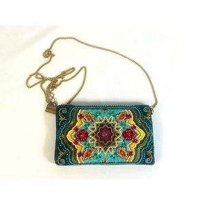 Bolso de teléfono bordado colorido con cuentas de semillas y lentejuelas Diseñador hecho a mano Monedero de teléfono con cuentas con bolsillo con cremallera - Product Image 2