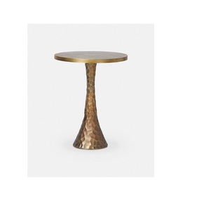 Table basse en métal avec plateau en métal qui rehausse à la fois les rassemblements décontractés à la maison et les réceptions formelles dans un espace de vie élégant - Product Image 1